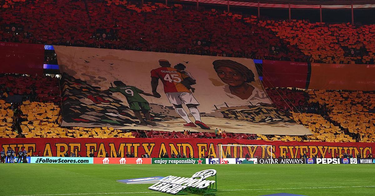 Coreografia da brividi per Osimhen: i tifosi del Galatasaray commuovono il giocatore