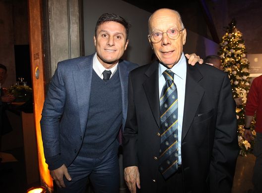 MILAN, ITALY - DECEMBER 18: (L-R) Vice President of FC Internazionale Milano Javier Zanetti and Luis Suarez attend FC Internazionale Christmas Party on December 18, 2017 in Milan, Italy. (Photo by Marco Luzzani - Inter/Inter via Getty Images) 90 anni fa nasceva Luis Suarez: l’Inter ricorda il leggendario ex centrocampista- immagine 3