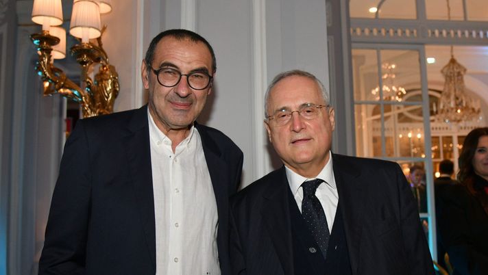 ROME, ITALY - DECEMBER 14: SS Lazio head coach Maruzio Sarri and SS Lazio President Claudio Lotito poses during the SS Lazio xmas dinner at the Grand hotel in Rome on December 14, 2021 in Rome, Italy. (Photo by Marco Rosi - SS Lazio/Getty Images) Sarri-Lazio, ci siamo: in corso l’incontro tra le parti. E anche questa volta… - immagine 1