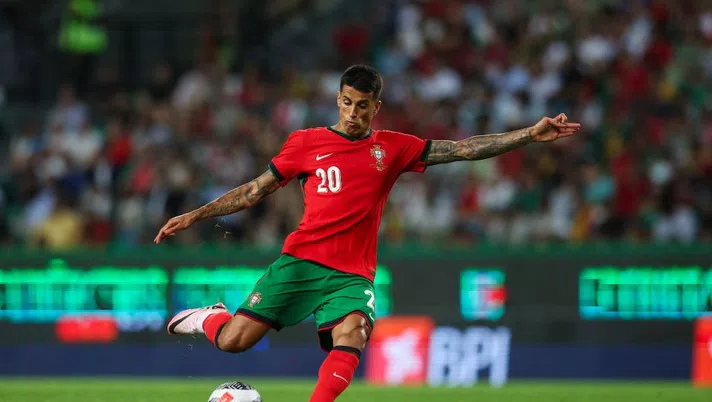 Il Barcellona vuole tenere Cancelo. Il City ha fissato il prezzo - immagine 1