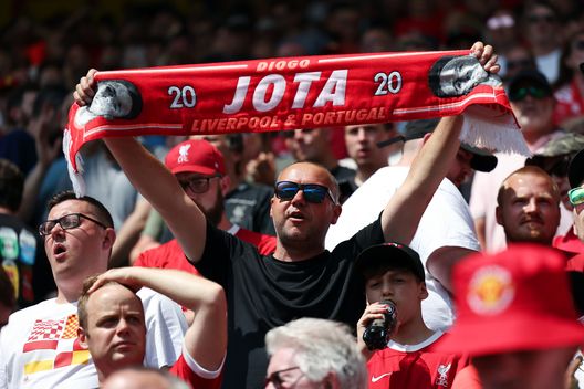PRESTON, INGHILTERRA- LUGLIO 13: Tifosi del Liverpool che ricordano Diogo Jota nell'amichevole contro il Preston. (Foto di Matt McNulty/Getty Images) Nel ricordo di Diogo Jota: amichevole commemorativa al Dragão tra Porto e Atletico- immagine 2