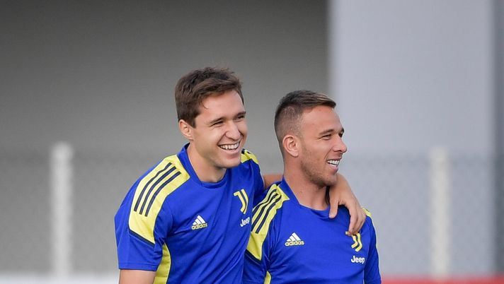 TURIN, ITALY - SEPTEMBER 28: Juventus players Federico Chiesa, Arthur during a Champions League training session at JTC on September 28, 2021 in Turin, Italy. (Photo by Daniele Badolato - Juventus FC/Juventus FC via Getty Images) Quanti esuberi per la Juventus. Due ex viola gravano sulle casse bianconere - immagine 1