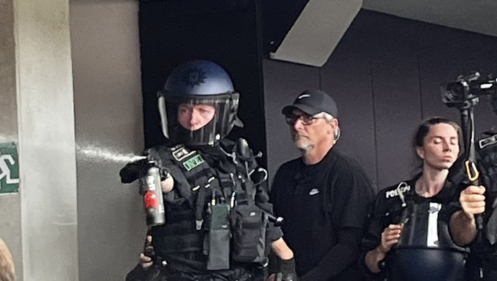 Francoforte, spray al peperoncino contro i tifosi del Colonia: flebo per un tifoso - immagine 1