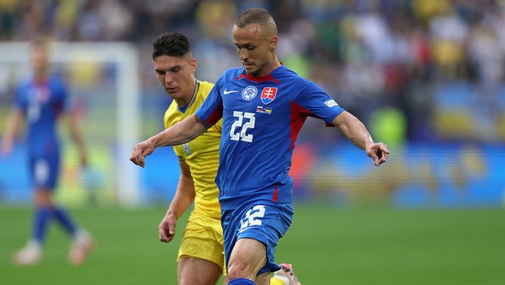 DUSSELDORF, GERMANY - JUNE 21: Stanislav Lobotka of Slovakia runs with the ball under pressure from Heorhiy Sudakov of Ukraine during the UEFA EURO 2024 group stage match between Slovakia and Ukraine at Düsseldorf Arena on June 21, 2024 in Dusseldorf, Germany. (Photo by Dean Mouhtaropoulos/Getty Images) FOTO Lobotka lancia un messaggio social dopo l’uscita dagli Europei: “Grazie a tutti” - immagine 1