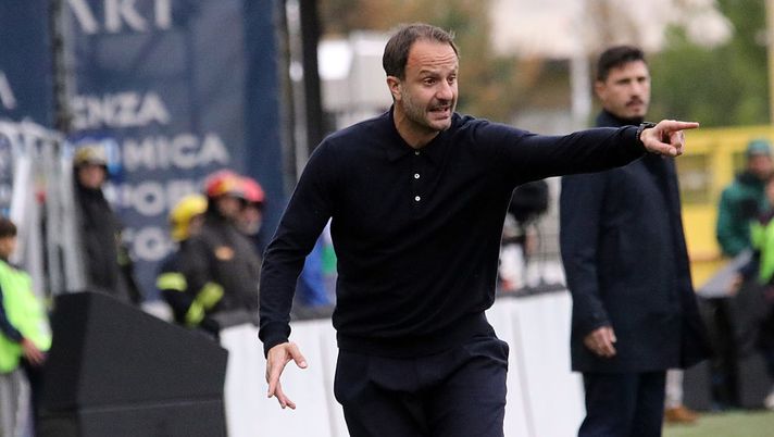 CAGLIARI, ITALY - DECEMBER 21: Alberto Gilardino coach of Pisa reacts during the Serie A match between Cagliari Calcio and Pisa SC at Stadio Sant'Elia on December 21, 2025 in Cagliari, Italy. (Photo by Enrico Locci/Getty Images) Pisa, Gilardino verso il Genoa: “Voglio incoscienza e follia. De Rossi? Un amico” - immagine 1