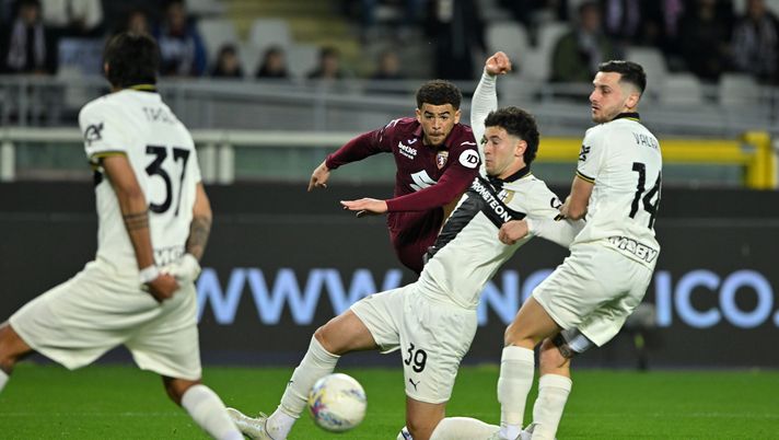 TURIN, ITALY - MARCH 13: Che Adams of Torino FC shoots at goal evades challenge from Alessandro Circati of Parma Calcio 1913 and Emanuele Valeri of Parma Calcio 1913 during the Serie A match between Torino FC and Parma Calcio 1913 at Stadio Olimpico di Torino on March 13, 2026 in Turin, Italy. (Photo by Chris Ricco/Getty Images) Adams accende il Torino: decisivo nella vittoria sul Parma - immagine 1