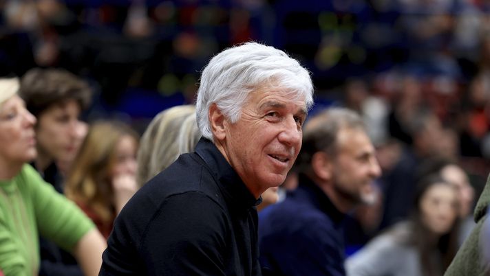 MILAN, ITALY - FEBRUARY 08: Atalanta BC coach Gian Piero Gasperini looks on during the Turkish Airlines EuroLeague Regular Season Round 26 match between EA7 Emporio Armani Milan and Real Madrid at Forum on February 08, 2024 in Milan, Italy. (Photo by Giuseppe Cottini/Euroleague Basketball via Getty Images) Supercoppa Europea, c’è Real Madrid-Atalanta: i precedenti dicono… - immagine 1