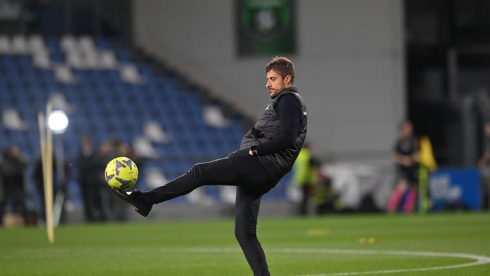 REGGIO NELL'EMILIA, ITALY - APRIL 03: Head coach Alessio Dionisi of US Sassuolo juggles with the ball prior to the Serie A match between US Sassuolo and Torino FC at Mapei Stadium - Citta' del Tricolore on April 03, 2023 in Reggio nell'Emilia, Italy. (Photo by Alessandro Sabattini/Getty Images) Sassuolo, che fatica: la vittoria in campionato manca da quattro giornate - immagine 1