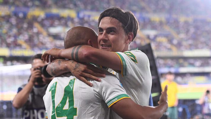 VERONA, ITALY - MAY 24: Donyell Malen of AS Roma celebrates scoring his team's first goal with teammate Paulo Dybala during the Serie A match between Hellas Verona FC and AS Roma at Stadio Marcantonio Bentegodi on May 24, 2026 in Verona, Italy. (Photo by Alessandro Sabattini/Getty Images) I voti al fantacalcio: Dybala come Da Cunha! Maignan e Saelemaekers più di Malen, per Stulic, Vojvoda e Vaz… - immagine 1