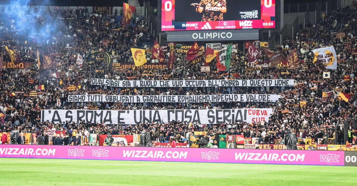 Lo striscione della Sud: “Garantite impegno e valore. La Roma è una cosa seria”