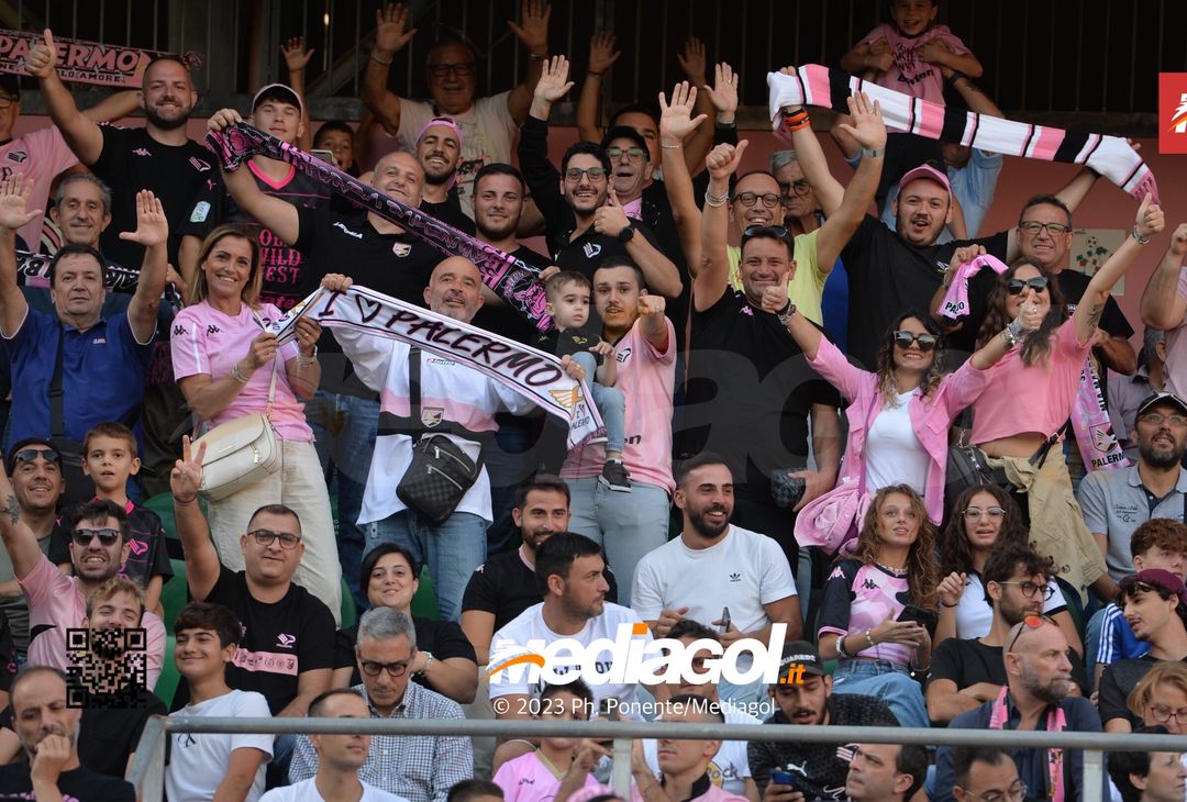 FOTOTIFO Palermo-Lecco, gli scatti ai tifosi al “Renzo Barbera” (GALLERY) - immagine 80