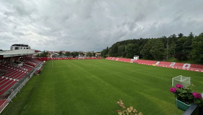Roma, Matic a spasso tra i ricordi: oggi la visita allo stadio del Jedinstvo Ub Roma, Matic a spasso tra i ricordi: oggi la visita allo stadio del Jedinstvo Ub - immagine 1