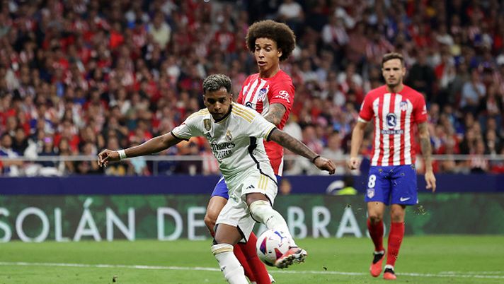 MADRID, SPAIN - SEPTEMBER 24: Rodrygo of Real Madrid shoots under pressure from Axel Witsel of Atletico Madrid during the LaLiga EA Sports match between Atletico Madrid and Real Madrid CF at Civitas Metropolitano Stadium on September 24, 2023 in Madrid, Spain. (Photo by Gonzalo Arroyo Moreno/Getty Images) Madrid, le scorie del derby: la stagione difficile di Rodrygo al Real - immagine 1