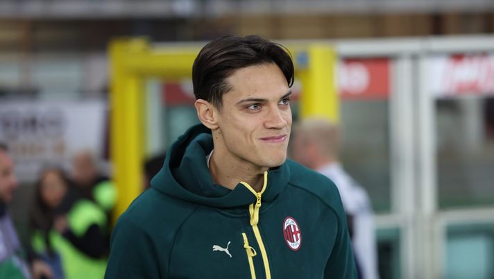 TURIN, ITALY - DECEMBER 08: Samuele Ricci of AC Milan arrives before the Serie A match between Torino FC and AC Milan at Stadio Olimpico di Torino on December 08, 2025 in Turin, Italy. (Photo by Claudio Villa/AC Milan via Getty Images) Torino-Milan, il clamoroso retroscena di Ricci su Pulisic - immagine 1