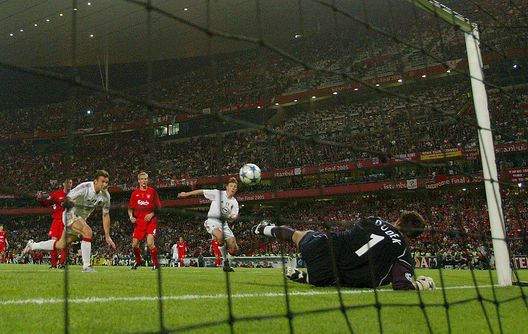 ISTANBUL, TURKEY - MAY 25: Liverpool goalkeeper Jerzy Dudek of Poland saves a shot from AC Milan forward Andriy Shevchenko of Ukraine during the European Champions League final between Liverpool and AC Milan on May 25, 2005 at the Ataturk Olympic Stadium in Istanbul, Turkey. (Photo by Ben Radford/Getty Images) Milan e Liverpool: dopo Istanbul c’è sempre Atene- immagine 9