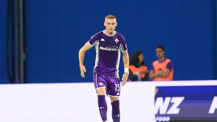 REGGIO NELL'EMILIA, ITALY - AUGUST 28: Pietro Comuzzo of ACF Fiorentina in action during the UEFA Europa Conference League 2025/2026 Play-Off 1st leg match between ACF Fiorentina and FC Polissya Zhytomyr at Mapei Stadium - Citta' del Tricolore on August 28, 2025 in Reggio nell'Emilia, Italy. (Photo by Gabriele Maltinti/Getty Images) Lazio a caccia di un altro centrale. Gazzetta: “Piace anche Comuzzo” - immagine 1