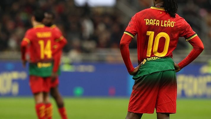 MILAN, ITALY - MARCH 02: Rafael Leao of AC Milan looks o during the Serie A match between AC Milan and SS Lazio at Stadio Giuseppe Meazza on March 02, 2025 in Milan, Italy. (Photo by Marco Luzzani/Getty Images)  Milan maglie