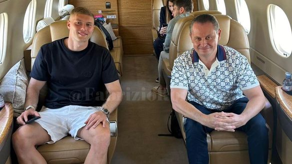 Dovbyk in arrivo a Roma, poi le visite e la firma: ecco la foto esclusiva in volo Dovbyk in arrivo a Roma, poi le visite e la firma: ecco la foto esclusiva in volo - immagine 1