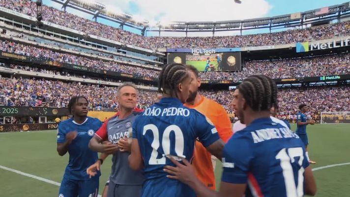 Follia Luis Enrique, bruttissimo gesto dopo la finale persa: cos’ha fatto a Joao Pedro Follia Luis Enrique, bruttissimo gesto dopo la finale persa: cos’ha fatto a Joao Pedro - immagine 1