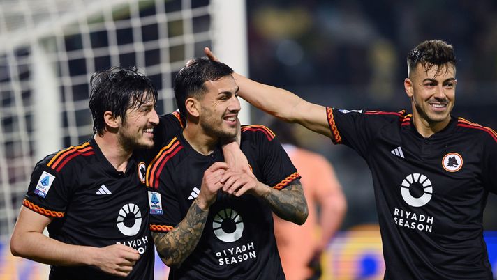 FROSINONE, ITALY - FEBRUARY 18: Leandro Paredes of AS Roma celebrates with his teammates Sardar Azmoun and Stephan El Shaarawy after scoring goal 0-2 during the Serie A TIM match between Frosinone Calcio and AS Roma - Serie A TIM at Stadio Benito Stirpe on February 18, 2024 in Frosinone, Italy. (Photo by Giuseppe Bellini/Getty Images) Roma, un centrocampista salterà la sfida col Napoli: il motivo - immagine 1