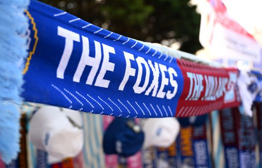 LEICESTER, INGHILTERRA - 31 AGOSTO: una vista dettagliata di una sciarpa metà e metà, presso uno stand di merchandising all'esterno dello stadio prima della partita di Premier League tra Leicester City FC e Aston Villa FC al King Power Stadium il 31 agosto 2024 a Leicester, Inghilterra. (Foto di Michael Regan/Getty Images) Premier League, il Leicester esonera Steve Cooper- immagine 2