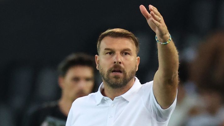UDINE, ITALY - AUGUST 25: Paolo Zanetti, manager of Verona, reacts during the Serie A match between Udinese Calcio and Hellas Verona FC at Stadio Friuli on August 25, 2025 in Udine, Italy. (Photo by Timothy Rogers/Getty Images) News Udinese – Verona alle porte: le possibili scelte dí Zanetti - immagine 1
