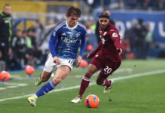 COMO, ITALY - JANUARY 24: Nico Paz of Como 1907 is challenged by Valentino Lazaro of Torino FC during the Serie A match between Como 1907 and Torino FC at Giuseppe Sinigaglia Stadium on January 24, 2026 in Como, Italy. (Photo by Marco Luzzani/Getty Images)