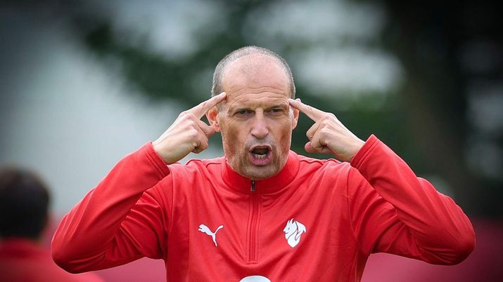 Massimiliano Allegri, allenatore del Milan, al lavoro a Milanello