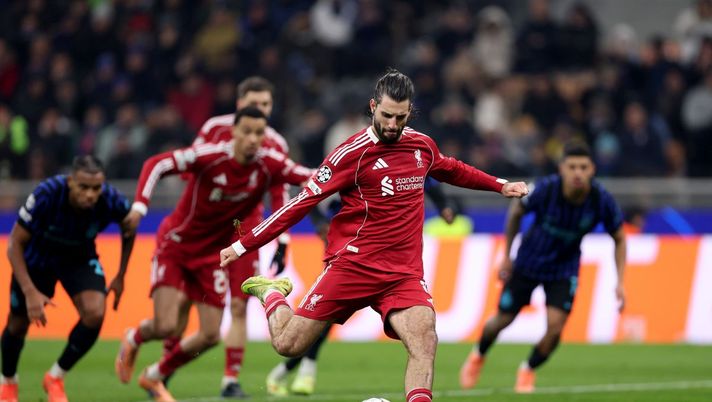 MILAN, ITALY - DECEMBER 09: Dominik Szoboszlai of Liverpool scores his team's first goal from the penalty spot during the UEFA Champions League 2025/26 League Phase MD6 match between FC Internazionale Milano and Liverpool FC at Stadio San Siro on December 09, 2025 in Milan, Italy. (Photo by Justin Setterfield/Getty Images) Szoboszlai: “Il duro lavoro ha dato i suoi frutti. Il rigore? Abbiamo solo aspettato” - immagine 1