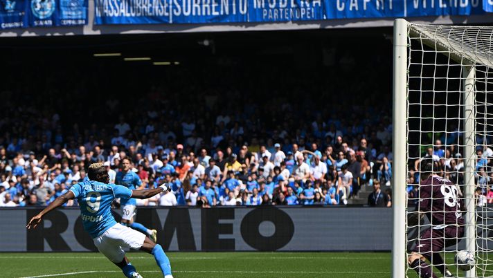 NAPLES, ITALY - APRIL 14: Victor Osimhen of SSC Napoli scores his side second goal during the Serie A TIM match between SSC Napoli and Frosinone Calcio at Stadio Diego Armando Maradona on April 14, 2024 in Naples, Italy. (Photo by Francesco Pecoraro/Getty Images) (Photo by Francesco Pecoraro/Getty Images) VIDEO Napoli-Frosinone 2-2, brusca frenata degli azzurri: gli highlights del match - immagine 1