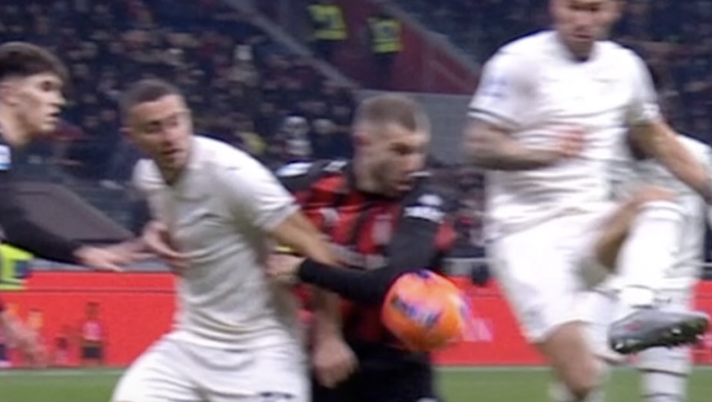 Milan-Lazio, manca un rigore per i capitolini? Il dialogo tra arbitro e Var – VIDEO - immagine 1