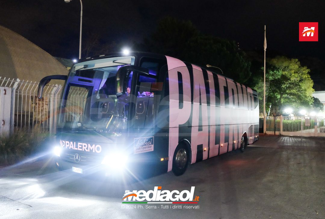 FOTO PALERMO: la squadra rosanero si raduna al parcheggio dell’Ippodromo (GALLERY) - immagine 4