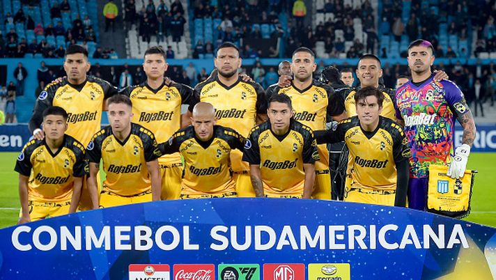 AVELLANEDA, ARGENTINA - MAY 16: Players of Coquimbo Unido pose for a team photo prior the Copa CONMEBOL Sudamericana 2024 group H match between Racing Club and Coquimbo Unido at Presidente Peron Stadium on May 16, 2024 in Avellaneda, Argentina. (Photo by Marcelo Endelli/Getty Images) Cile, una squadra con un pirata nel logo vince il suo primo campionato: la storia del Coquimbo Unido- immagine 2