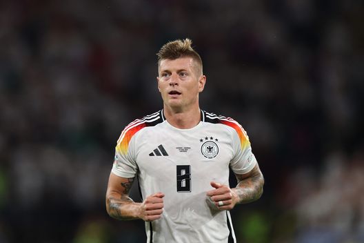 DORTMUND, GERMANIA - 29 GIUGNO: Toni Kroos della Germania osserva la partita degli ottavi di finale di UEFA EURO 2024 tra Germania e Danimarca allo stadio di calcio di Dortmund, il 29 giugno 2024 a Dortmund, Germania. (Foto di Dean Mouhtaropoulos/Getty Images) Toni Kroos