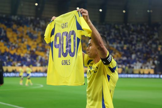 Cristiano Ronaldo segna una rete con la maglia dell'Al-Nassr (stagione 2024/25) e celebra i 900 gol messi a referto in carriera