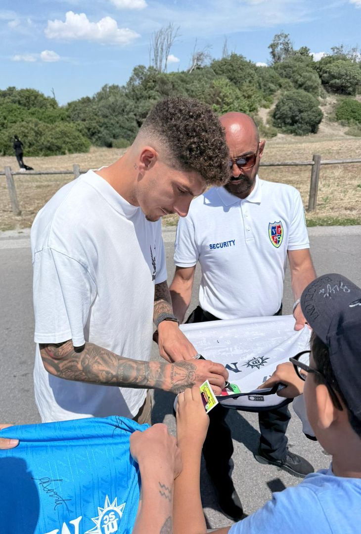 Capitan Di Lorenzo fa felici i tifosi a Castel Volturno – LA GALLERY - immagine 1