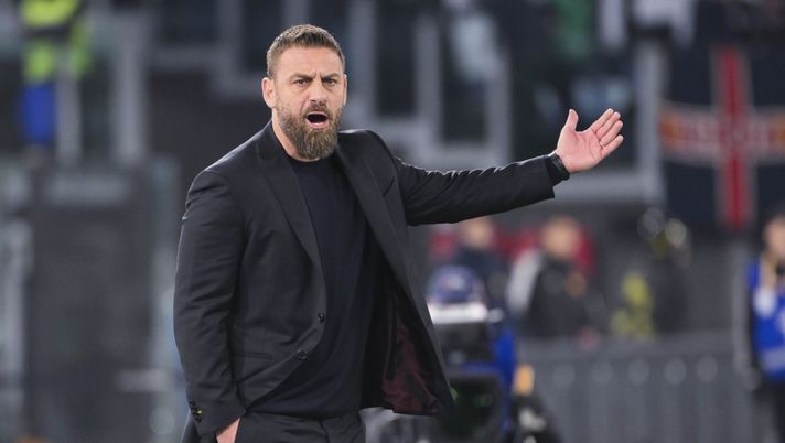 ROME, ITALY - FEBRUARY 05: AS Roma coach Daniele De Rossi during the Serie A TIM match between AS Roma and Cagliari - Serie A TIM at Stadio Olimpico on February 05, 2024 in Rome, Italy. (Photo by Luciano Rossi/AS Roma via Getty Images) Repubblica – Generazione ’80 infiamma le panchine della Serie A: lunedì scontro diretto tra Motta e De Rossi - immagine 1