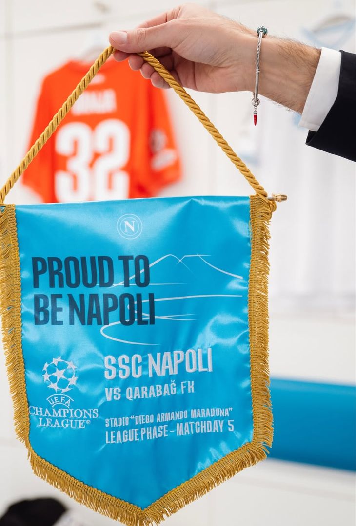 Sale l'attesa per il fischio d'inizio (fissato per le 21:00 odierne) di Napoli-Qarabag, gara valevole per la 5ª giornata della League Phase dell'annuale edizione di Champions. Per l'occasione, la squadra di Antonio Conte, come dimostra il seguente post pubblicato dalla società partenopea sul proprio account Instagram, scenderà in campo con indosso la maglia bianca.