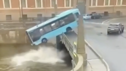 VIDEO / Russia, bus precipita dal ponte: almeno 4 morti