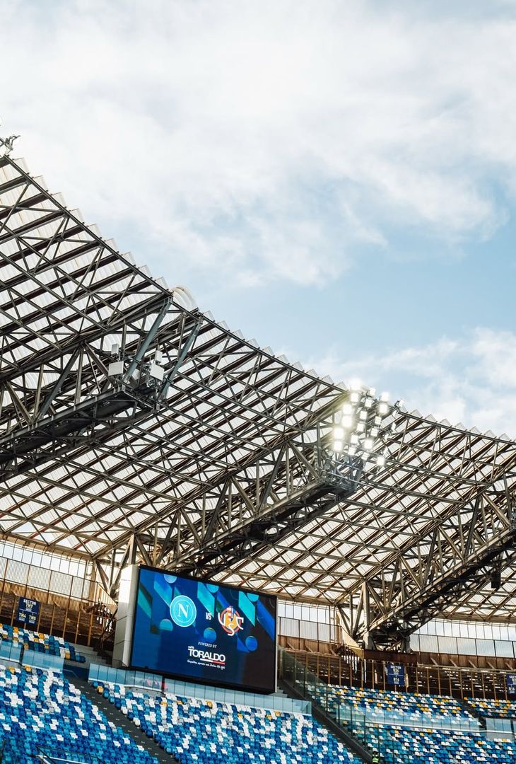 Circa un'ora separa Napoli-Cremonese dal suo fischio d'inizio. In programma alle 20:45, la gara è valevole per la 34ª giornata di Serie A. Tale scontro avrà luogo sotto i riflettori dello stadio Diego Armando Maradona, di cui l'admin dei social azzurri ha pubblicato una serie di scatti sul proprio account Instagram.