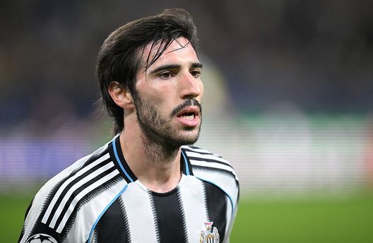 Bruxelles, Belgio - 1° ottobre 2025: Sandro Tonali durante la partita contro l'Union Saint-Gilloise. (Foto di Stuart Franklin/Getty Images) Scholes incorona Tonali: “È il miglior centrocampista della Premier League”- immagine 2