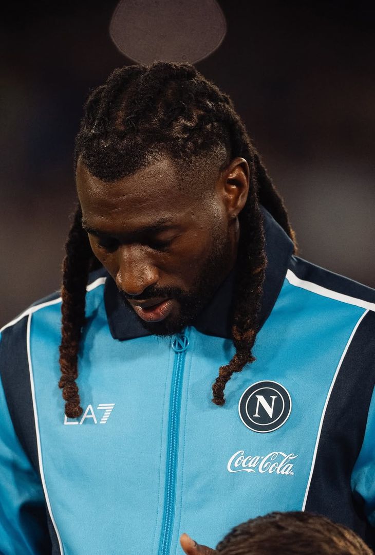 Il Napoli vince in Champions con stile: la bellissima nuova giacca pre gara – LE FOTO - immagine 2