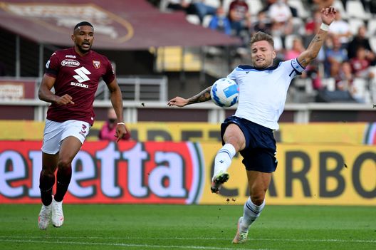 TURIN, ITALY - SEPTEMBER 23: Ciro Immobile of SS Lazio competes for the ball with Gleison Bremeo of Torino FC during the Serie A match between Torino FC v SS Lazio at Stadio Olimpico di Torino on September 23, 2021 in Turin, Italy. (Photo by Marco Rosi - SS Lazio/Getty Images)