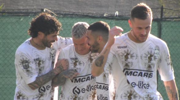 Amato Ciciretti celebra, assieme al resto della squadra, il primo gol con la maglia del Real San Basilio (vs Vivace Grottaferrata, 14 dicembre)