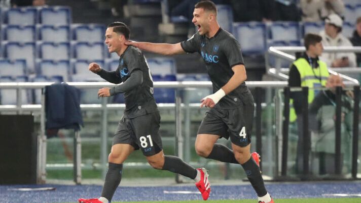 ROME, ITALY - FEBRUARY 15: Giacomo Raspadori of Napoli celebrates scoring his team's first goal with teammate Alessandro Buongiorno during the Serie A match between SS Lazio and Napoli at Stadio Olimpico on February 15, 2025 in Rome, Italy. (Photo by Paolo Bruno/Getty Images) Cinque appunti per il Mantra: chi schierare alla 26a giornata al fantacalcio - immagine 1