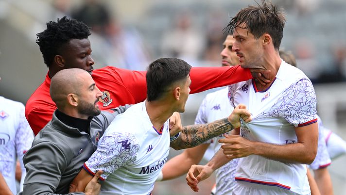 NEWCASTLE UPON TYNE, ENGLAND - AUGUST 06: Fiorentina player Luca Ranieri (r) is involved in a scuffle with a Nice substitute as captain Lucas Martinez Quarta steps in during the pre-season friendly match between ACF Fiorentina and OGC Nice at St James' Park on August 06, 2023 in Newcastle upon Tyne, England. (Photo by Stu Forster/Getty Images) Ranieri titolare, merito o caso? Dal mercato l’assist perfetto - immagine 1