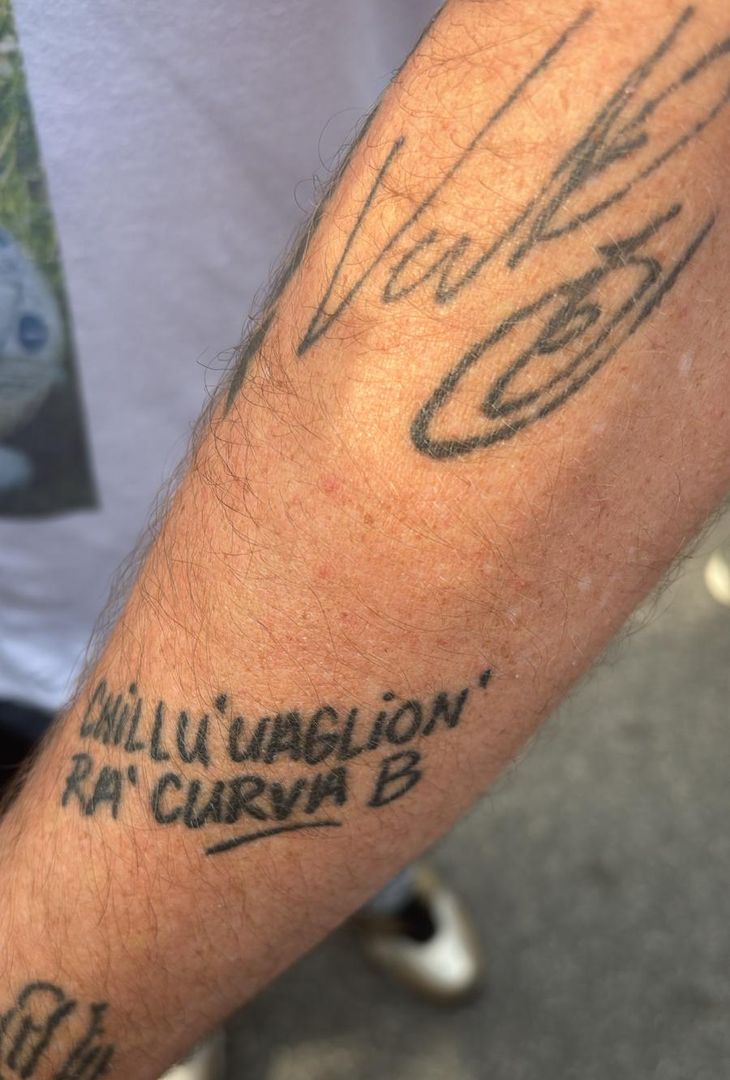 GALLERY Da Kvara versione cane a tatuaggi impossibili: le foto più curiose dal Maradona - immagine 4