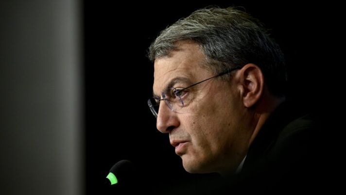 TURIN, ITALY - JUNE 10: Juventus General Manager Damien Comolli Press Conference at Allianz stadium on June 10, 2025 in Turin, Italy. (Photo by Daniele Badolato - Juventus FC/Juventus FC via Getty Images) Comolli: “Vlahovic? Non è il momento, non parlo dei singoli. Rispondo così sul mercato” - immagine 1