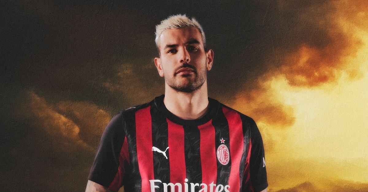 Milan, Theo Hernandez posa con la nuova maglia: il messaggio Milan, Theo Hernandez posa con la nuova maglia: il messaggio