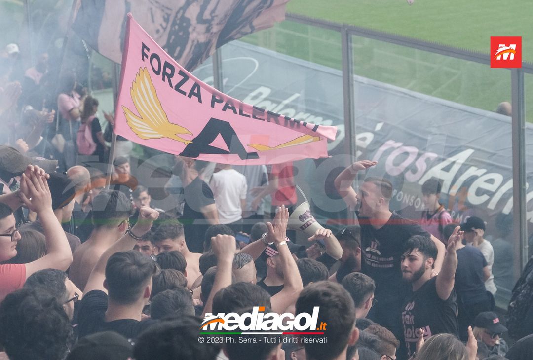 FOTO PALERMO, verso il Cagliari: la carica dei tifosi al “Barbera” (GALLERY) - immagine 10